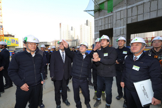 변창흠 LH 사장(사진 왼쪽 세 번째)을 비롯한 점검단이 하남감일 B3블록 아파트 건설현장을 방문해 동절기 대비 안전점검을 실시하고 있다. <LH 제공>